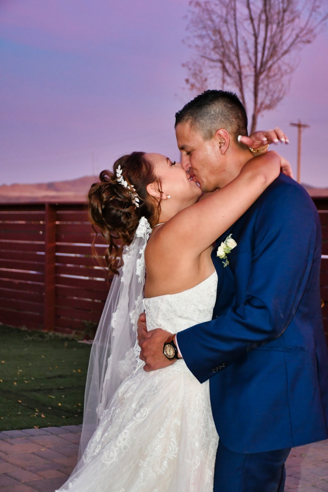 Novios a punto de besarse en sesion de fotos Reno NV