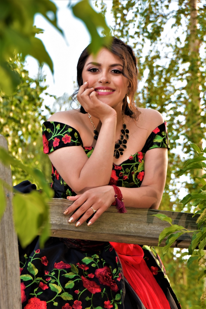 Bella quinceañera y damas posando para fotografo Reno, NV 