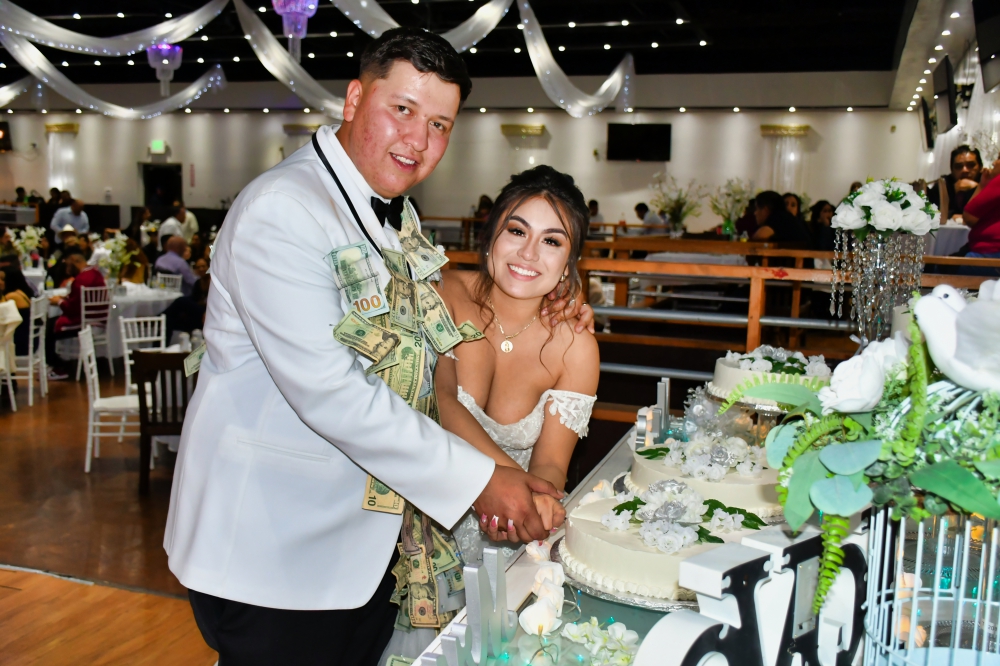 Fotografia profesional de bellisimos novios vaqueros de su boda en Reno NV