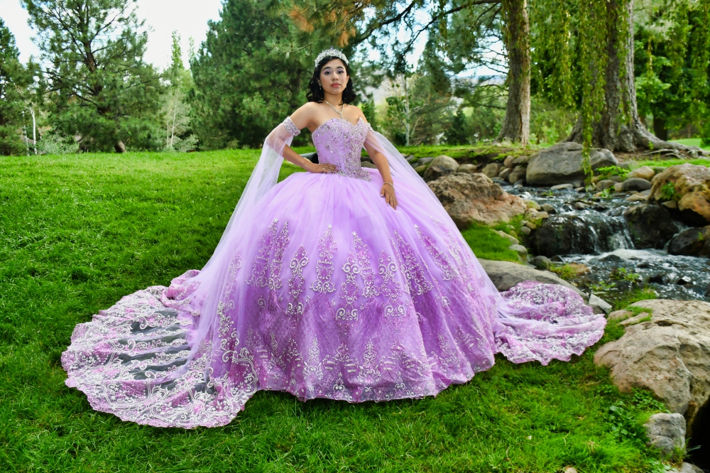 Quinceanera y damitas posando frente a fotografo profesional